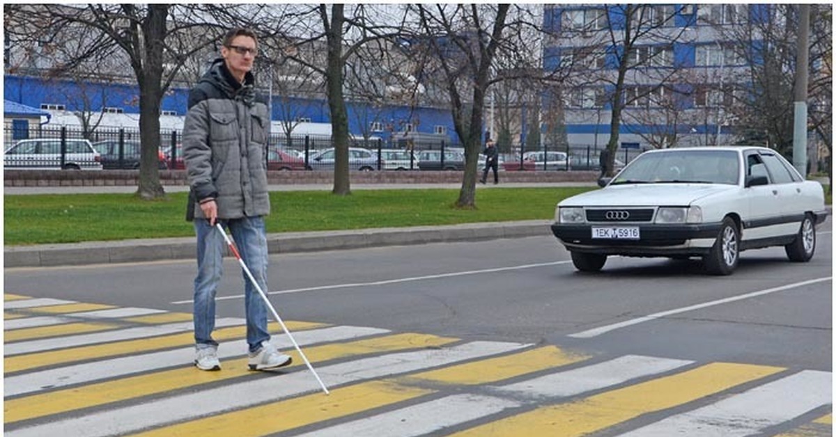 Пропустить фото. Пешеходный переход для слепых. Слепой пешеход. Слепых пешеходов, подающих сигнал белой тростью.. Слепые переходят дорогу.