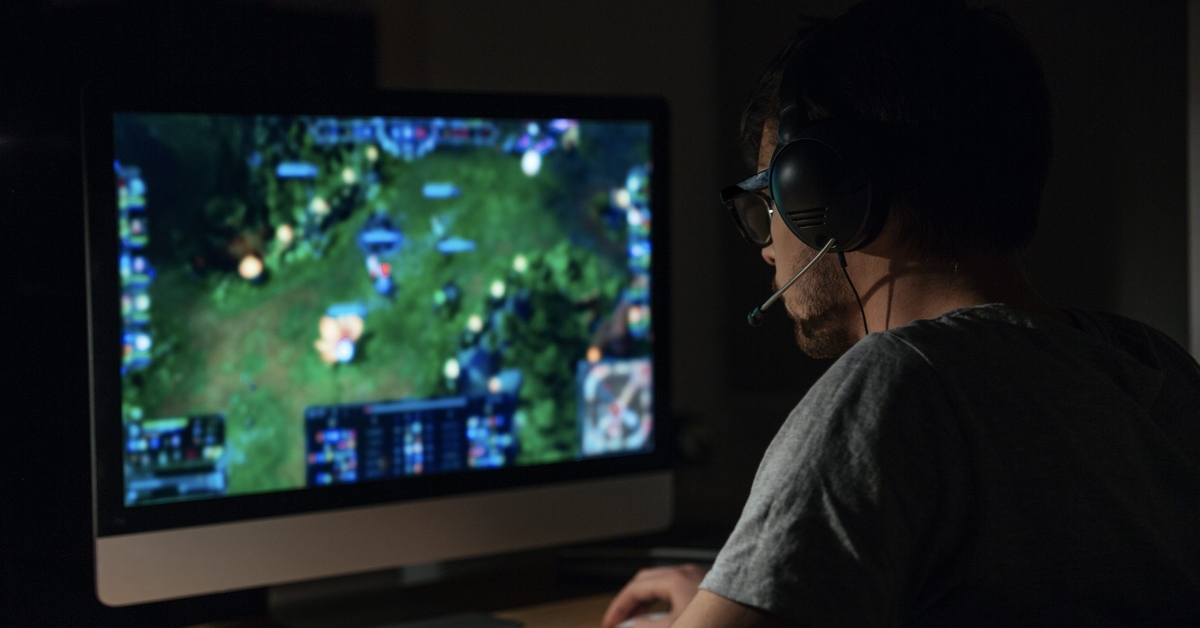 разработчик игр. увлечение видеоиграми. хобби компьютерные игры. игрок в компьютерные игры. индустрия компьютерных игр.