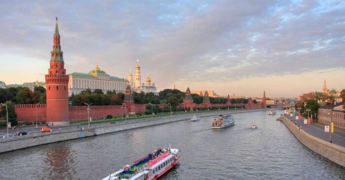 Реки москвы 2 класс. Реки Москвы. Москва река в Москве. Москва река Кремль. Москва река около Кремля.