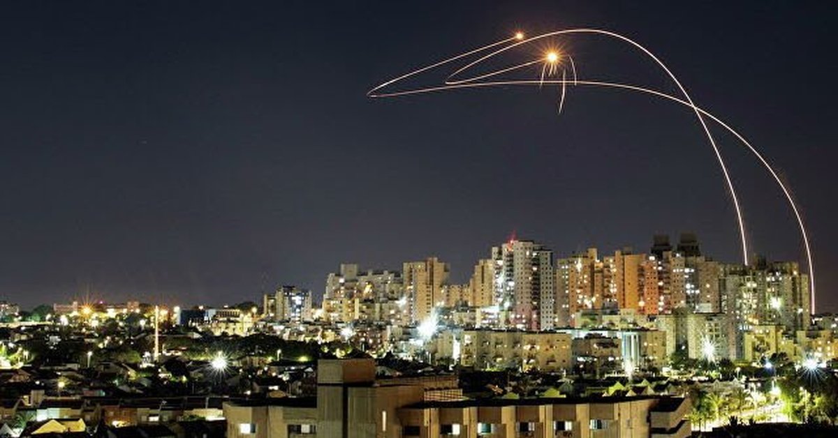 Ракета ночью. Ракеты тель авиве. Ракет в тель авив. Ракетная атака в израиле. Израильская ракета иерихон.
