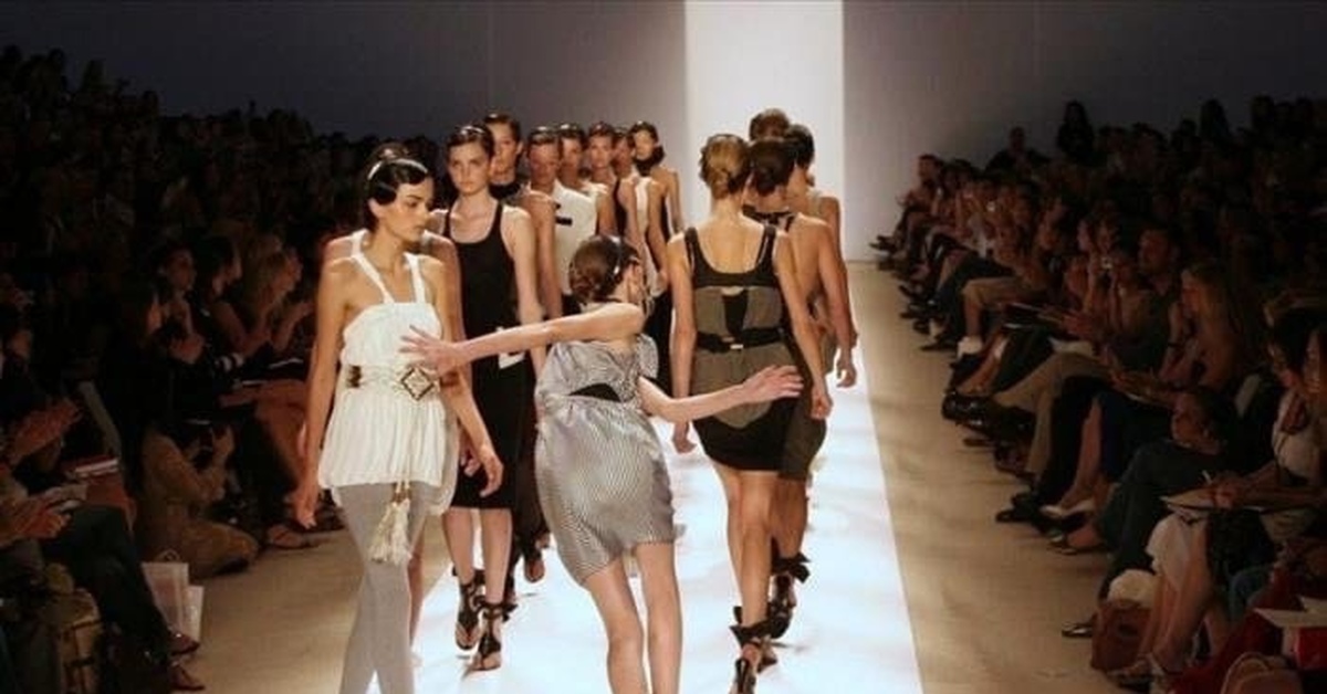 Catwalk перевод. Модель на подиуме. Catwalk модель. Падение моделей на подиуме. Фотографии моделей на подиуме.