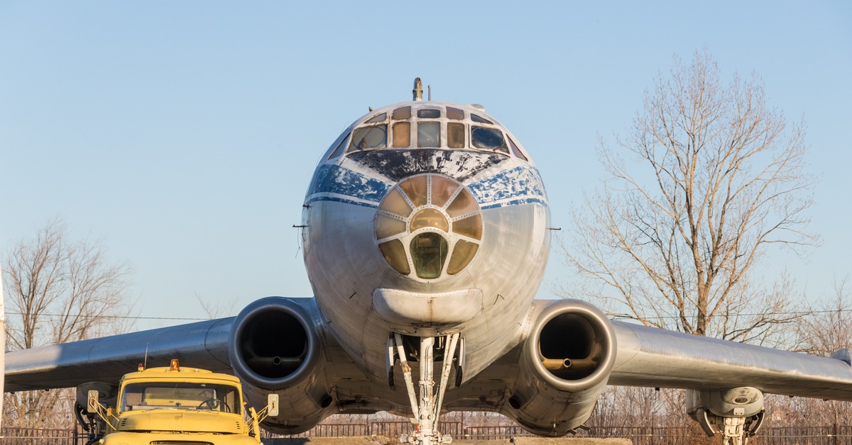 Ту 104. Ту-104 кабина. Аэродром Самарского университета. Ту-104 двигатель. Ту-104е.