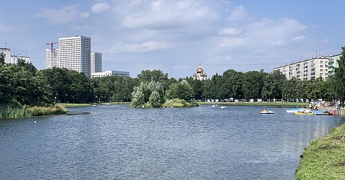 Ангарском пруду. Парк Ангарские пруды Москва. Парк Ангарские пруды Дмитровский район. Дмитровский район Москва Ангарские пруды. Храм Матроны Московской на ангарских прудах.