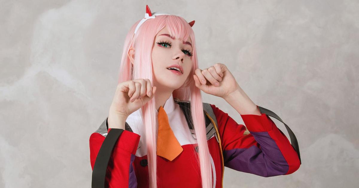 Frieren cosplay. Косплеерша Zero two. Алиса Милкович косплей Zero two. Anastasia Komori Cosplay. Zero two косплей.