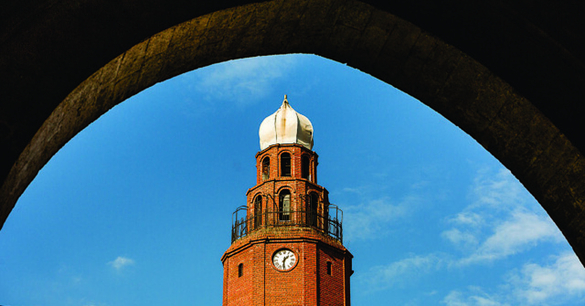 Часы на башне. Биг бен и кремлевские куранты. Часовая башня эдвардианской эпохи. Башня 1 час. Башенные механические часы биг бен.