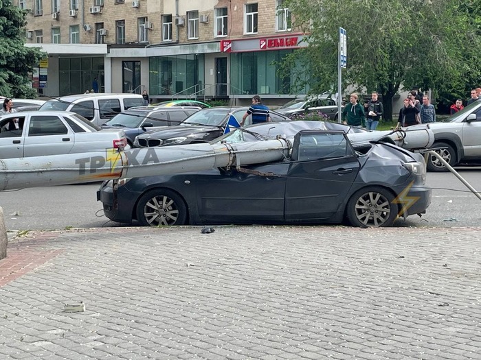 Фонарь упал на машину