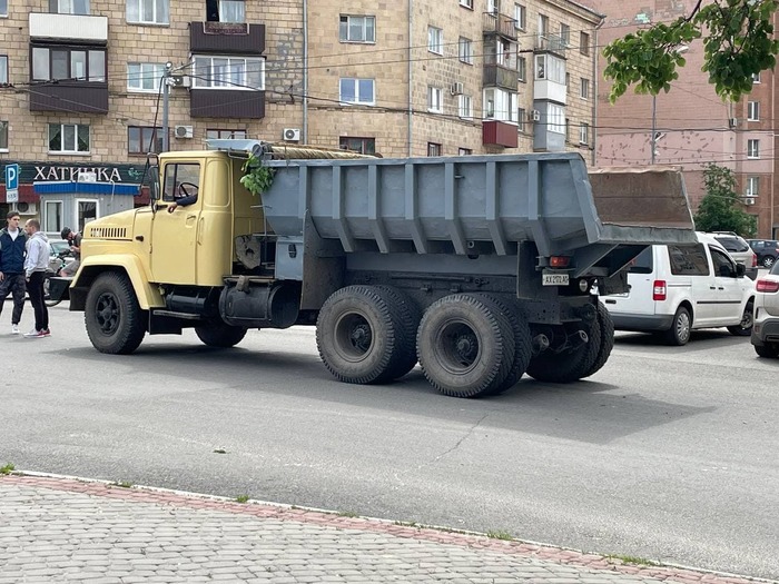 Фонарь упал на машину