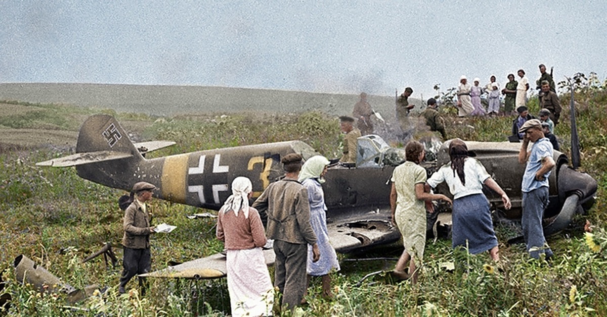 Сбитые немецкие летчики. Немецкий самолет 1941. Самолёт Мессершмитт 109 на Восточном фронте. Первый сбитый Мессершмитт 109. Сбитый немецкий самолет в 1945 ме.