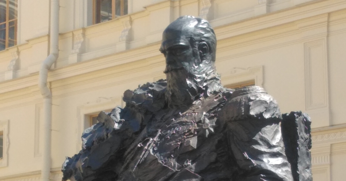 Памятник александру третьему. Монумент Александру 3 в Гатчине. Памятник Александру третьему в Гатчине.