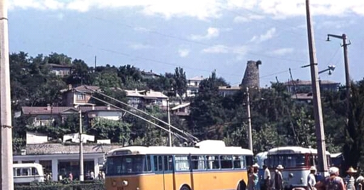 Крым 60. Троллейбус Симферополь Ялта СССР. Алушта городская Троллейбусная станция. Троллейбус Алушта Ялта старый. Троллейбус Симферополь 1960.