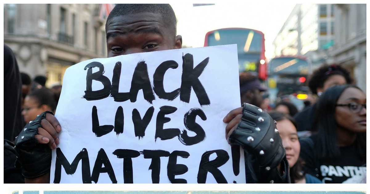 Black live. Блэк лайвс Мэттер. Движение Black Lives matter. Негр с плакатом. Black Lives matter расизм.