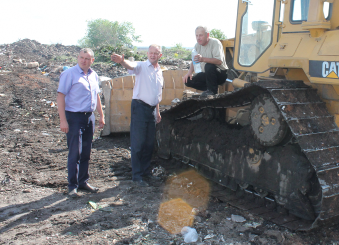 В Ленобласти раздавили бульдозером свыше 200 самокатов, изъятых у петербуржцев