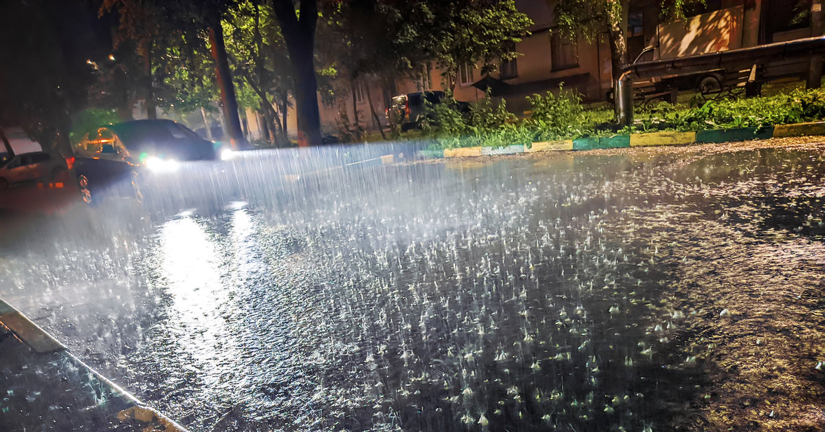 Кипящий дождь. Дождь ночью. Ливень ночью. Проливной дождь ночью. Дождливая ночь.