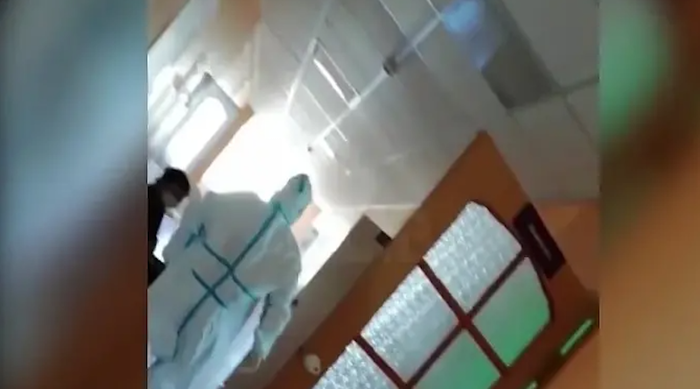 "Перешибу, как соплю!" На Сахалине избили пациентку ковидного госиталя