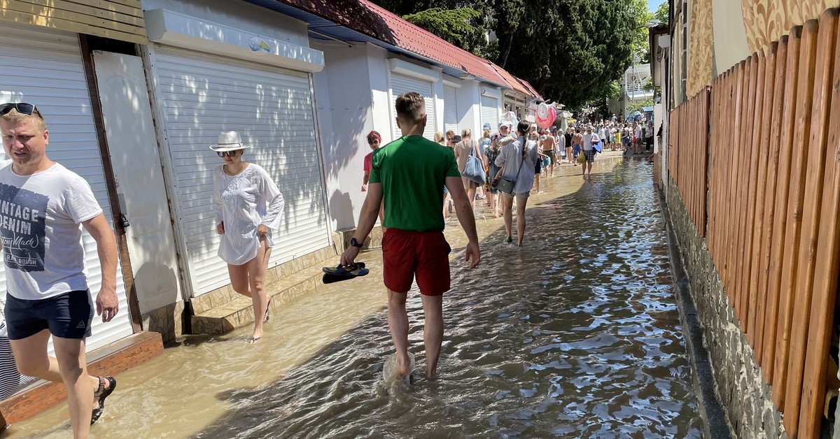 Не примерно. Гурзуф набережная потоп. Наводнения в Гурзуфе. Гурзуф набережная 2022. Затопило Гурзуф.