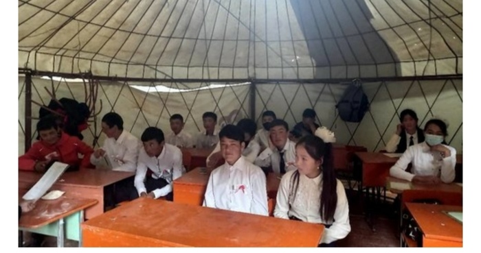 Школьники Узгена, проучившиеся весь год в юрте