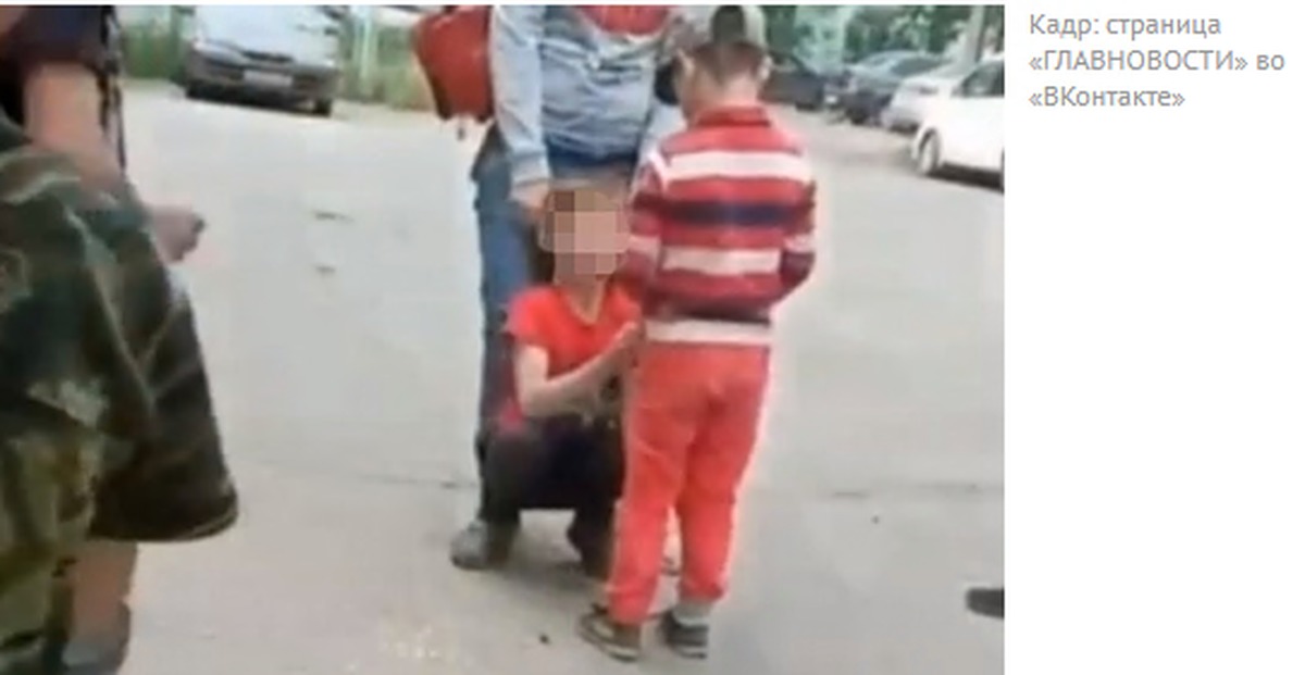 А третий сын на коленях. Украина дети на коленях. Избиение девочки на коленях.