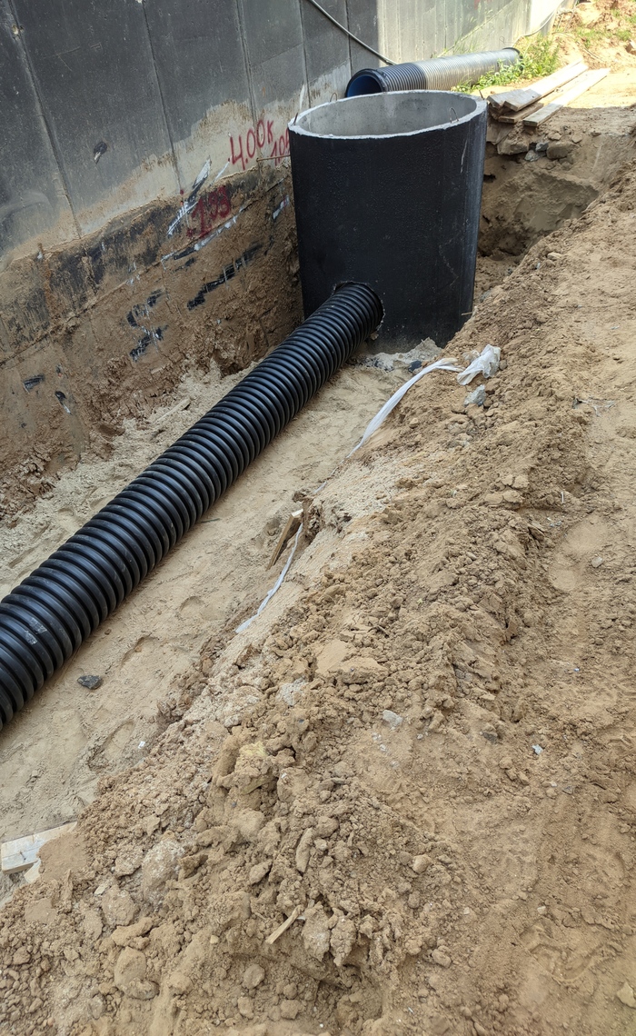 Кабели ведем в ПНД гофре? Или просто закопаем?