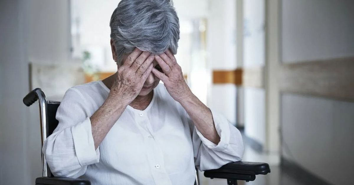 Деменция отказывается от еды. Слабоумие у пожилых. Люди с болезнью Альцгеймера. Старческая депрессия. Депрессия у пожилых.