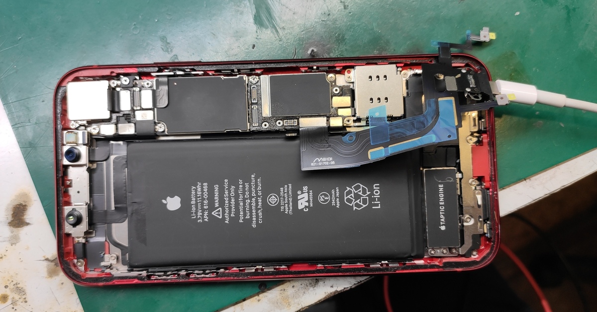 Разбитый iphone xr. Iphone xr teardown. Разобранный xr. Iphone xr ifixit. Машинка для вскрытия айфонов.