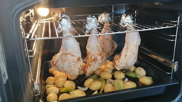 Куриные голени, запеченные с картофелем в духовке