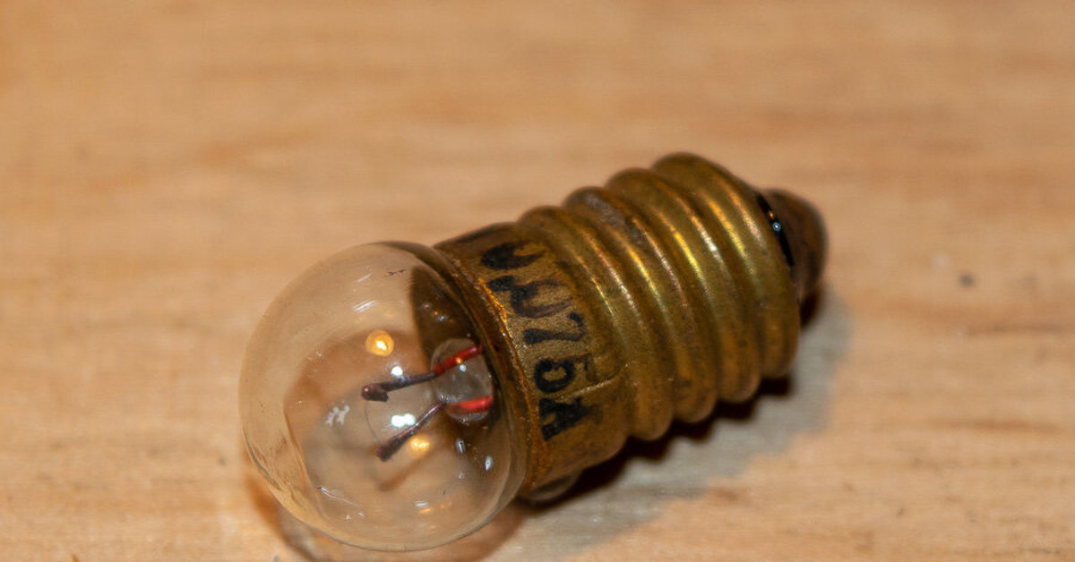 Лампочка 2 5 вольта. Лампочка 6 5 вольта цоколь. Лампа накаливания цоколь е10. Цоколь лампы 6 вольт. Лампочка на 1.5 вольта.