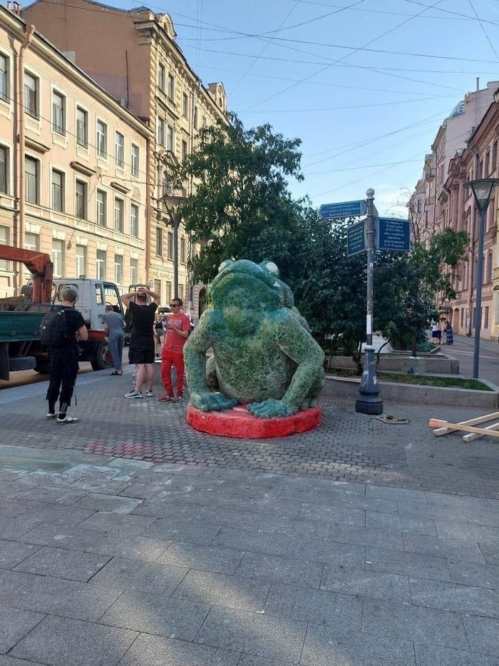 На пересечении Большой Московской и Правды установили новый арт-объект под названием «Жаба любви»