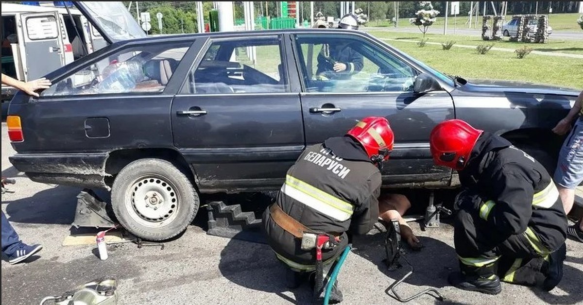 Упавшая машина. Придавило машиной на домкрате.