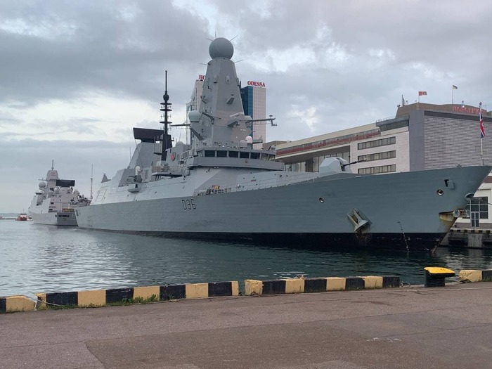 HMS Defender проводит маневры