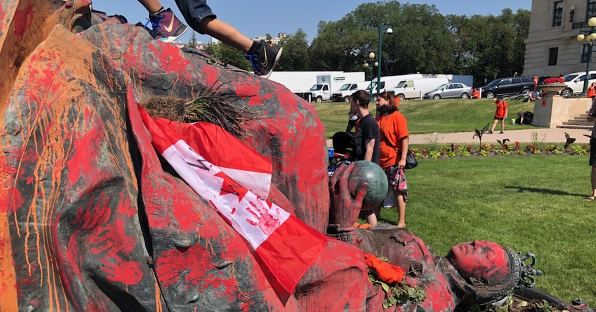 1 мая умер. Статуи в Канаде. В Канаде скинули памятник Королеве. Снесли памятник Королеве Виктории. Детские могилы в Канаде.