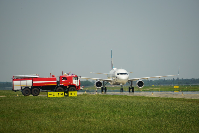 Fire truck water arc    Airbus a320,  , , , 