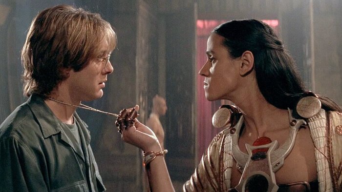 Наиля Аскер-Заде и оператор колл-центра