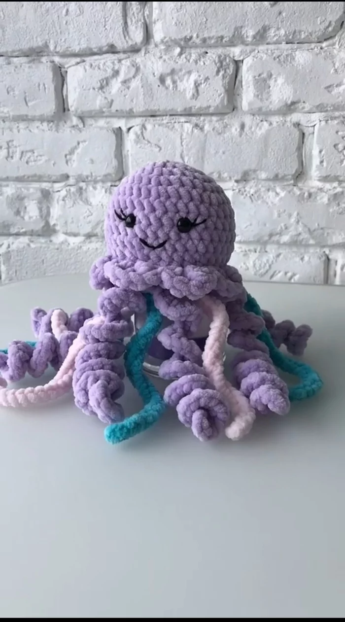 Осьминог крючком из плюшевой пряжи. Осьминожка из плюшевой пряжи. Игрушки из плюшевой пряжи осьминог. Осьминог из пряжи крючков.