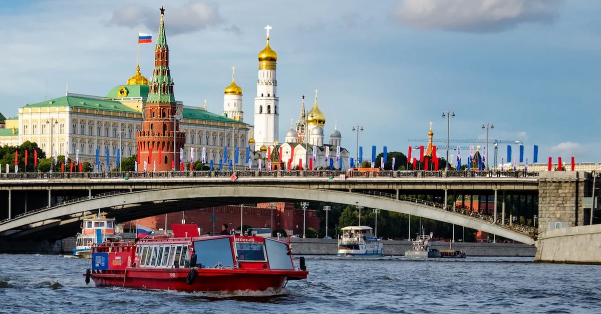 Причал третьяковский речные. Москва река экскурсия. Причал третьяковский москва, третьяковский мост фото. Теплоход конкорд в москве. Теплоход венеция по москва реке.