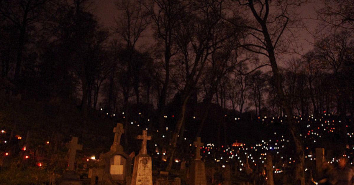 Почему не ходят вечером на кладбище. Ночное кладбище. Огоньки на кладбище ночью. Кладбище вечером. Блуждающие огоньки на кладбище.