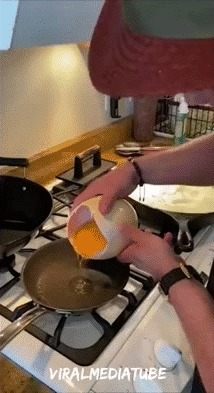 Мне понадобится целый батон, чтобы вымокать этот желток