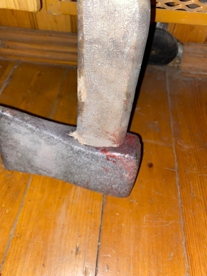 Свердловский строитель зарубил топором-колуном своего бригадира