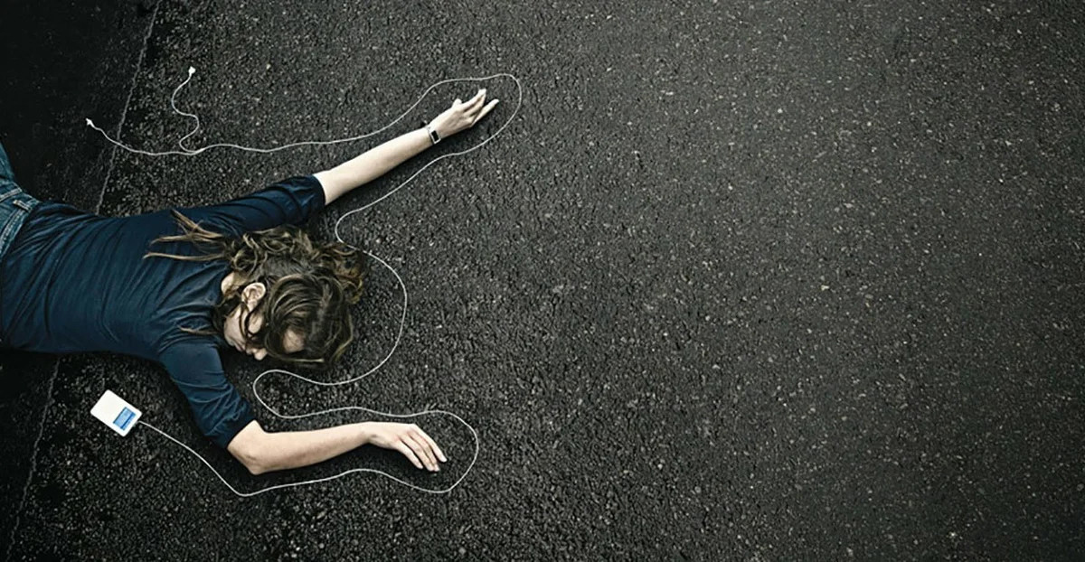 Слушать песни кровь на асфальте. Девушка лежит на асфальте. Девушка лежит на дороге. Оригинальная социальная реклама. Человек валяется на дороге.