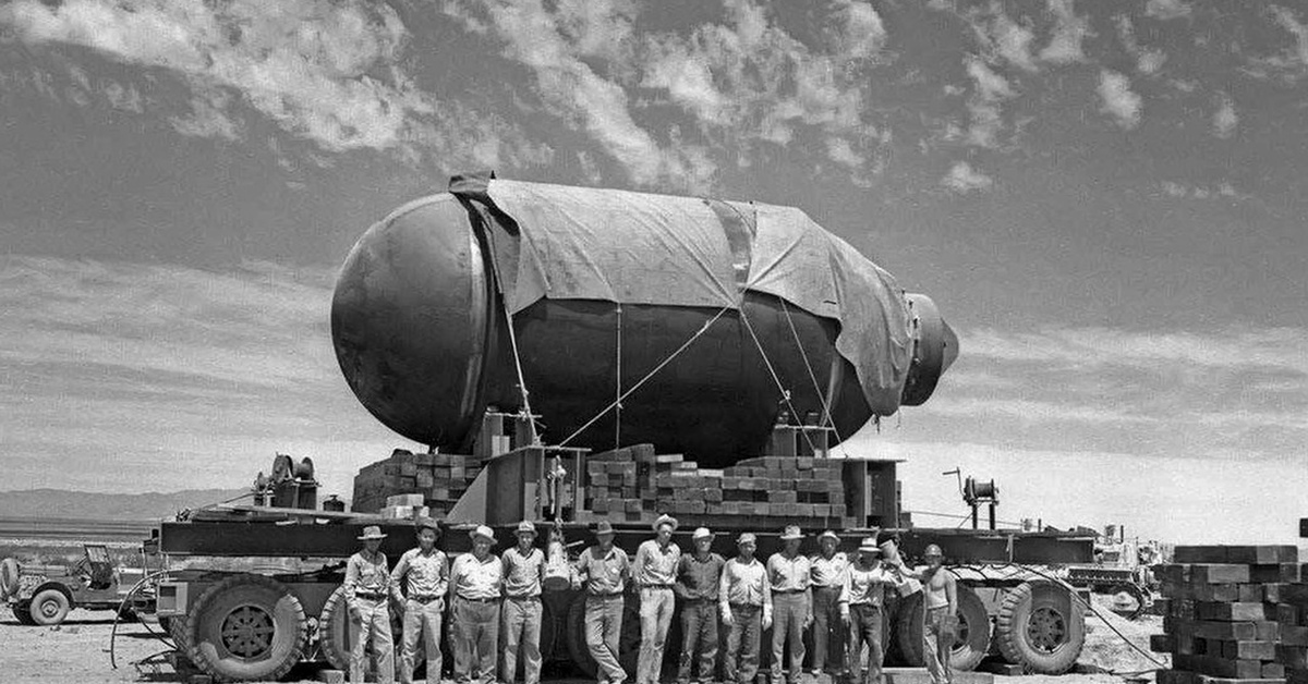 Испытания первой в мире. Манхэттенский проект атомная бомба. Манхэттенский проект ядерное оружие. Лос Аламос ядерное оружие. 16 Июля 1945 года на полигоне Аламогордо.