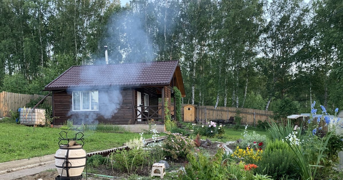 Уютная беседка на даче. Хозблок гарден хаус. Летняя дача. Отдых на даче. Дачный домик с садом.