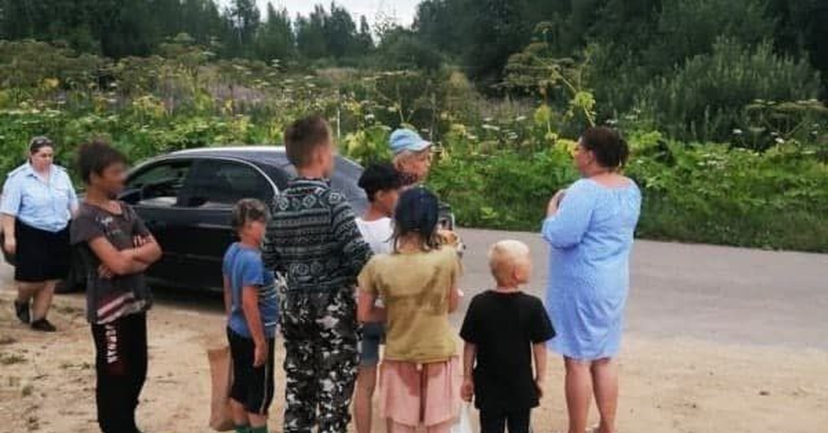 Ребенка выгнали на мороз. Выгоняют с детьми на улицу. Сызрань маргиналы на детской площадке. Родители выгнали на улицу. Девушке перевоспитанию не подлежит картинки.