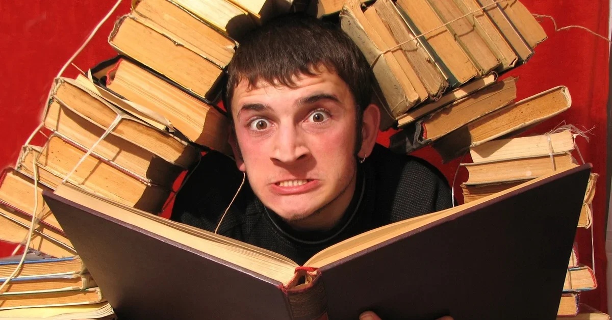 Чтение ис. Студент с книгами. Мужчина с книгой. Студенты в библиотеке. Человек с книжкой.