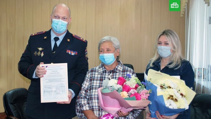 женщина спасла падающего ребенка. Смотреть фото женщина спасла падающего ребенка. Смотреть картинку женщина спасла падающего ребенка. Картинка про женщина спасла падающего ребенка. Фото женщина спасла падающего ребенка