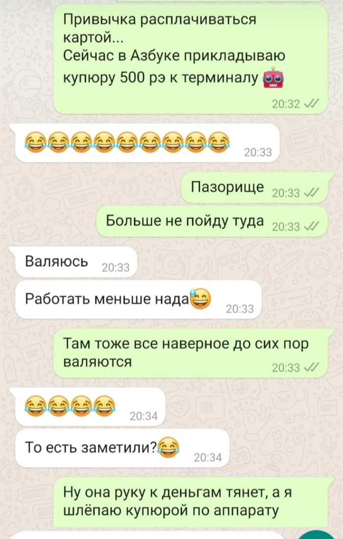 В шкафу висит зимняя одежда