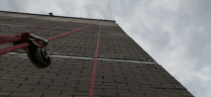 Мы между небом и землёй на тонких нитках...