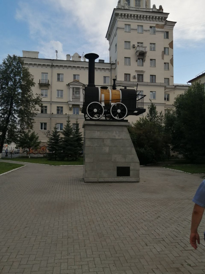 братья цыгановы уралмаш биография. 162799728612792164. братья цыгановы уралмаш биография фото. братья цыгановы уралмаш биография-162799728612792164. картинка братья цыгановы уралмаш биография. картинка 162799728612792164. В конце 80-х годов правоохранительные органы Свердловска (после 1991 г. – Екатеринбург) зафиксировали деятельность неизвестной ранее преступной группы. "Генеалогия" ОПГ стала известна позже: ее костяк составили выходцы из Орджоникидзевского района, где был расположен завод "Уралмаш". Многих из них связывали учеба в школе, соседство или родственные узы, а объединяющей силой "уралмашевских" стали родные братья Григорий и Константин Цыгановы (их ОПГ впоследствии не раз сравнивали с сицилийскими мафиозными "семьями"). Появление новой криминальной структуры, быстро набирающей силу, вызвало резкую реакцию со стороны другой преступной группы. братья цыгановы уралмаш биография. 162799728612792164. братья цыгановы уралмаш биография фото. братья цыгановы уралмаш биография-162799728612792164. картинка братья цыгановы уралмаш биография. картинка 162799728612792164. В конце 80-х годов правоохранительные органы Свердловска (после 1991 г. – Екатеринбург) зафиксировали деятельность неизвестной ранее преступной группы. "Генеалогия" ОПГ стала известна позже: ее костяк составили выходцы из Орджоникидзевского района, где был расположен завод "Уралмаш". Многих из них связывали учеба в школе, соседство или родственные узы, а объединяющей силой "уралмашевских" стали родные братья Григорий и Константин Цыгановы (их ОПГ впоследствии не раз сравнивали с сицилийскими мафиозными "семьями"). Появление новой криминальной структуры, быстро набирающей силу, вызвало резкую реакцию со стороны другой преступной группы.