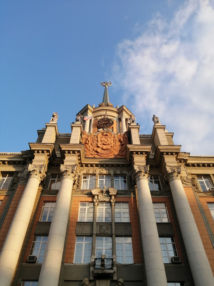 братья цыгановы уралмаш биография. 1627997411118439395. братья цыгановы уралмаш биография фото. братья цыгановы уралмаш биография-1627997411118439395. картинка братья цыгановы уралмаш биография. картинка 1627997411118439395. В конце 80-х годов правоохранительные органы Свердловска (после 1991 г. – Екатеринбург) зафиксировали деятельность неизвестной ранее преступной группы. "Генеалогия" ОПГ стала известна позже: ее костяк составили выходцы из Орджоникидзевского района, где был расположен завод "Уралмаш". Многих из них связывали учеба в школе, соседство или родственные узы, а объединяющей силой "уралмашевских" стали родные братья Григорий и Константин Цыгановы (их ОПГ впоследствии не раз сравнивали с сицилийскими мафиозными "семьями"). Появление новой криминальной структуры, быстро набирающей силу, вызвало резкую реакцию со стороны другой преступной группы. братья цыгановы уралмаш биография. 1627997411118439395. братья цыгановы уралмаш биография фото. братья цыгановы уралмаш биография-1627997411118439395. картинка братья цыгановы уралмаш биография. картинка 1627997411118439395. В конце 80-х годов правоохранительные органы Свердловска (после 1991 г. – Екатеринбург) зафиксировали деятельность неизвестной ранее преступной группы. "Генеалогия" ОПГ стала известна позже: ее костяк составили выходцы из Орджоникидзевского района, где был расположен завод "Уралмаш". Многих из них связывали учеба в школе, соседство или родственные узы, а объединяющей силой "уралмашевских" стали родные братья Григорий и Константин Цыгановы (их ОПГ впоследствии не раз сравнивали с сицилийскими мафиозными "семьями"). Появление новой криминальной структуры, быстро набирающей силу, вызвало резкую реакцию со стороны другой преступной группы.