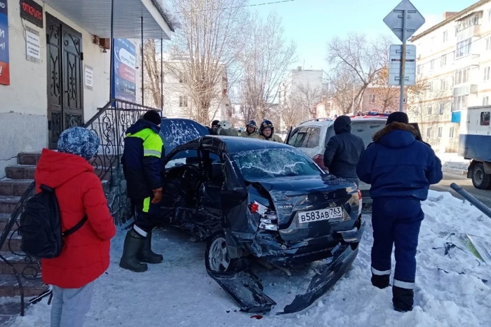 Одна машина впечатала в здание другую