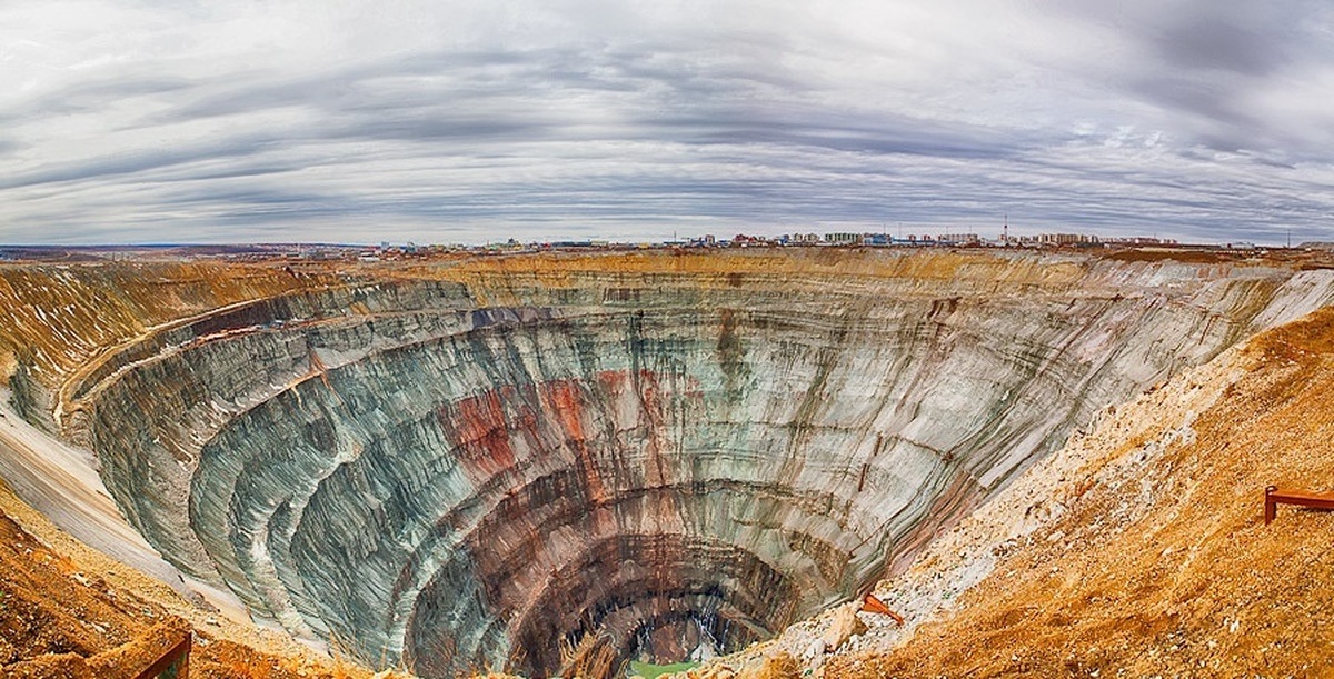 Ресурсы земной поверхности. Кимберлитовая трубка в Якутии. Алмазная шахта «мир», Якутия. Мир (кимберлитовая трубка). Кимберлитовая магма.