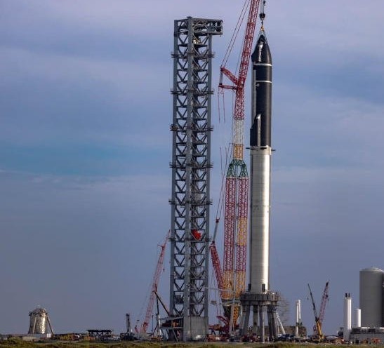 ?  SpaceX, Starship, Liebherr, , 